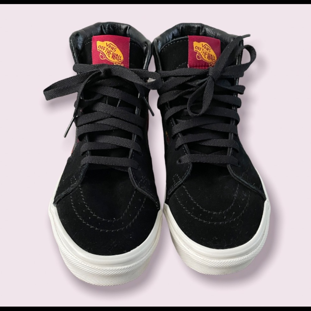 Gryffindor limited Edition Sk8-Hi Vans. Worn 1x for a Harry Potter Photo shoot.